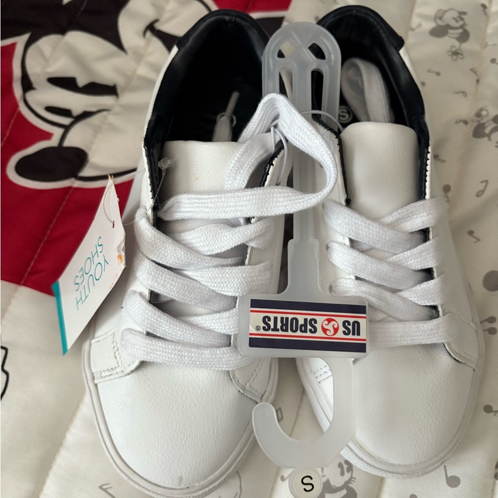 Kids white/navy sneakers